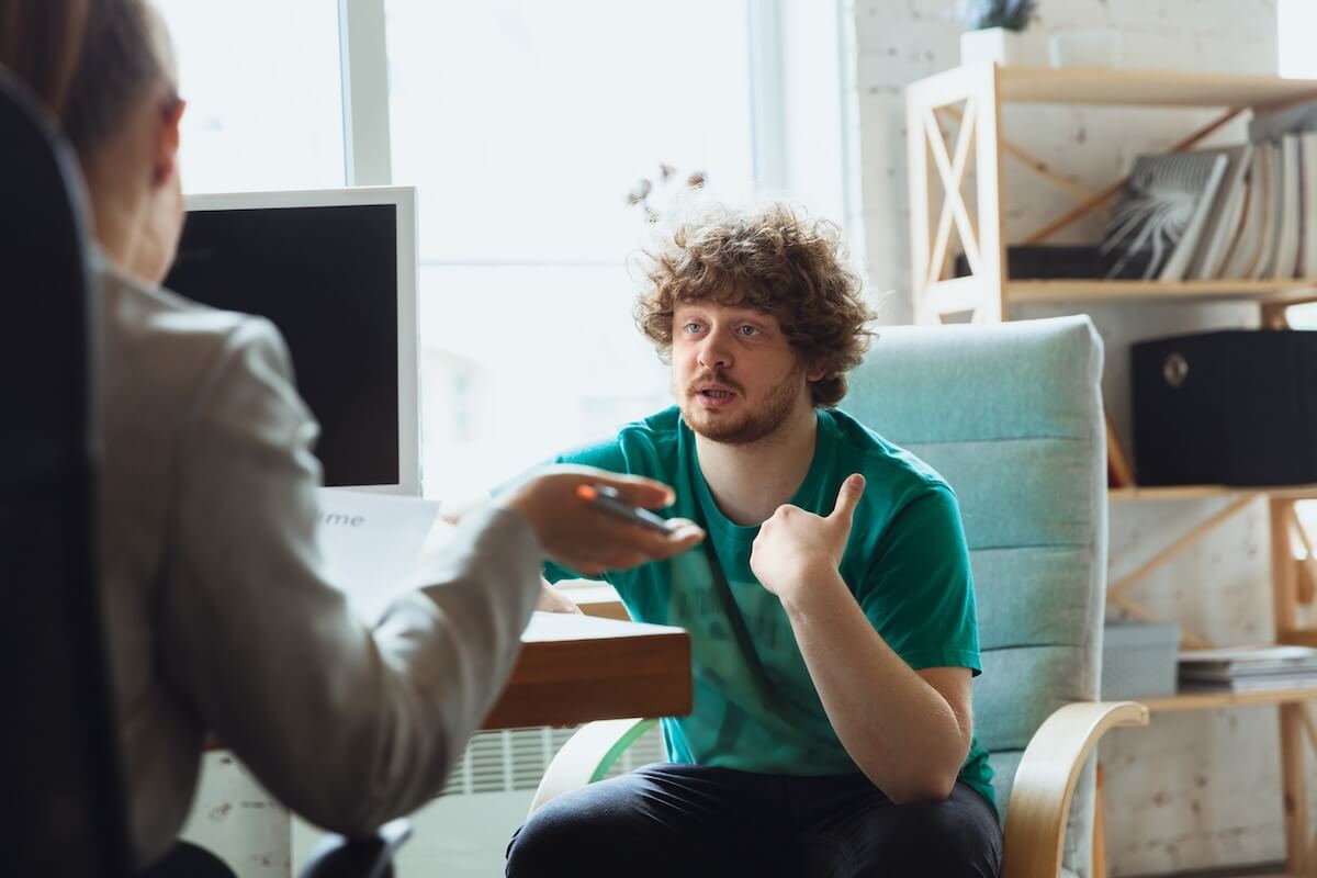 Absenteeism in the workplace: HR manager talking to an employee