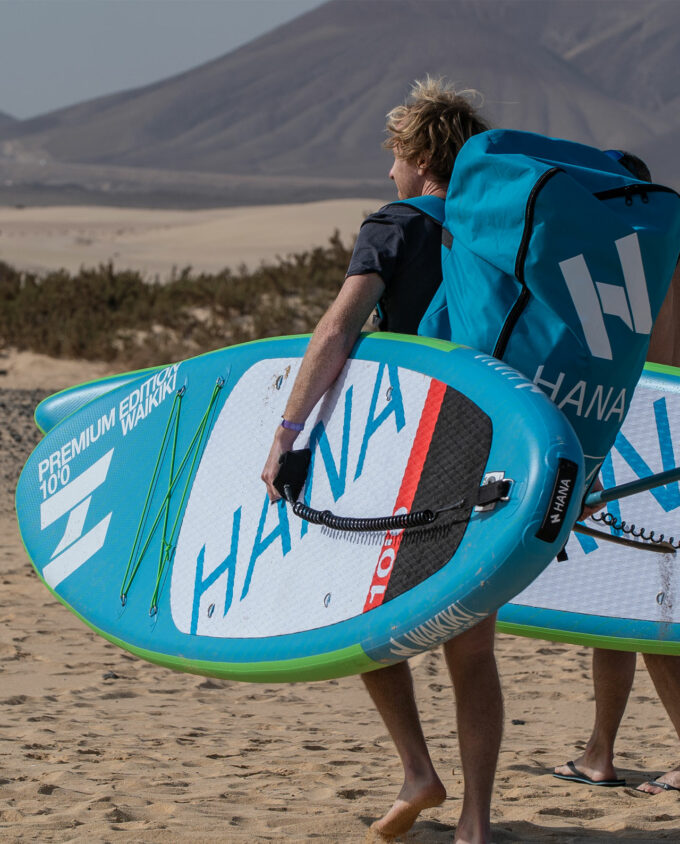 paddle de mer transporté dans un sac sur le sable