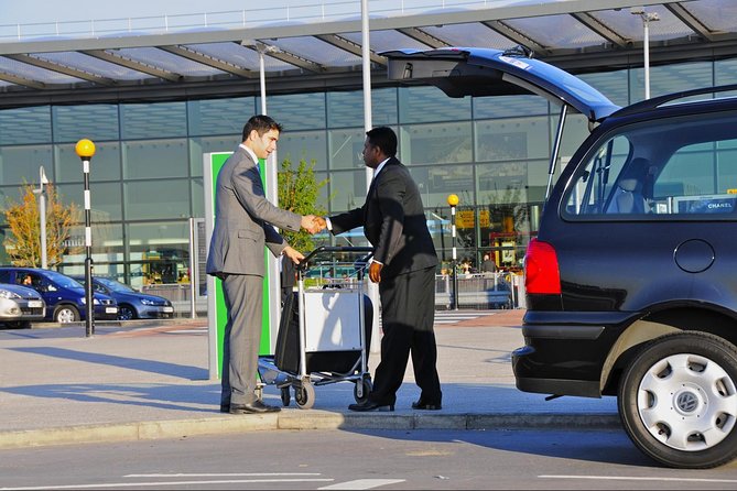 Seamless Transitions: Airport Pickup and Drop-off