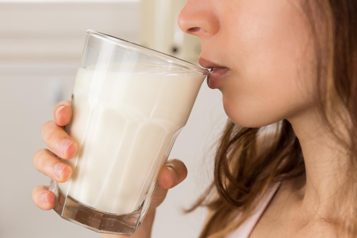 como destemperar leite rápido: mulher tomando leite