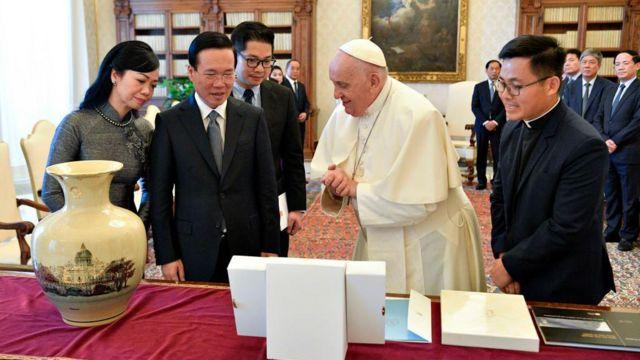 Đức Thánh Cha Phanxicô trao quà cho Chủ tịch nước Việt Nam Võ Văn Thưởng ngày 27/7/2023 tại Thành phố Vatican, Vatican