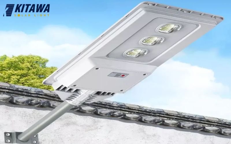 Giao 100 đèn năng lượng mặt trời 200W cho dự án đường đi ở Kon Tum