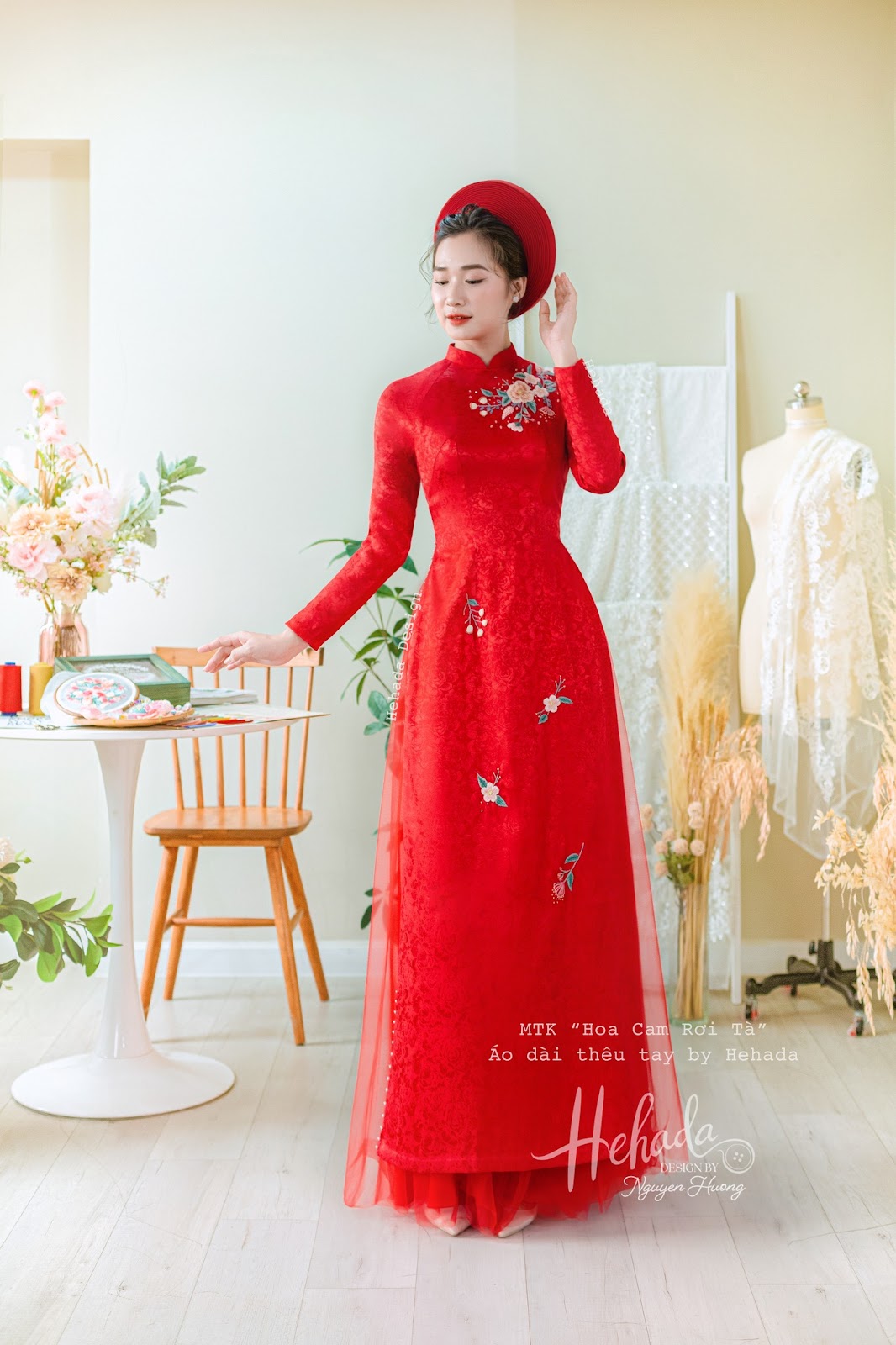 Chân dung thiết kế áo dài Hoa Cam Rơi Tà