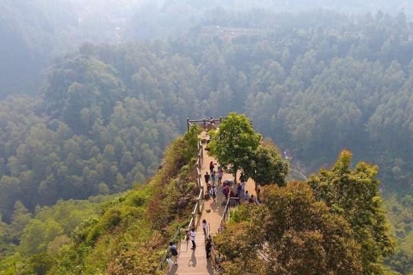 Wisata Tebing Keraton: Jam Buka, Lokasi, dan Aktivitas Seru