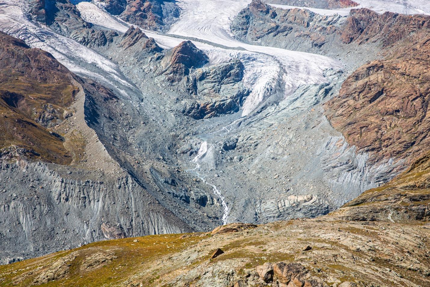 A mountain landscape with snow and rocks

Description automatically generated