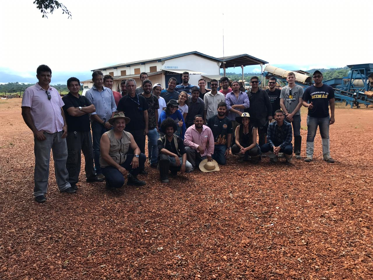Grupo de pessoas em um campo

Descrição gerada automaticamente