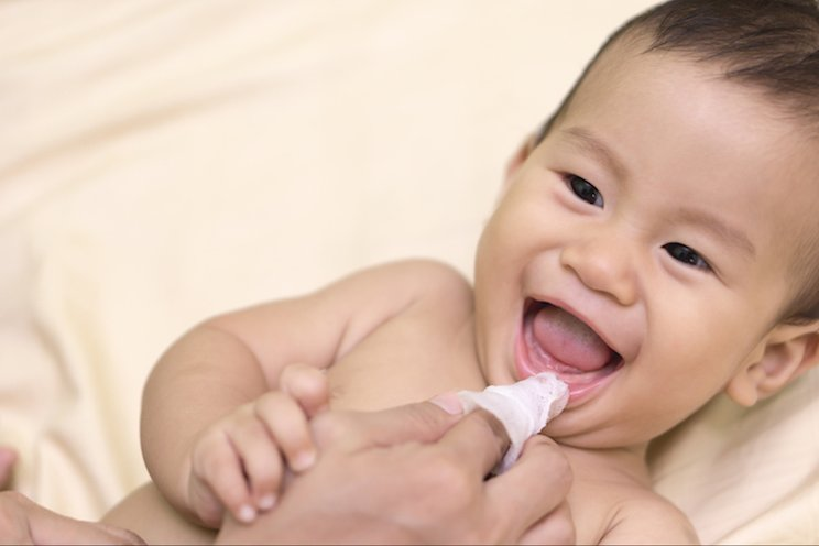 Cách vệ sinh răng miệng cho trẻ sơ sinh mẹ nhất định phải biết