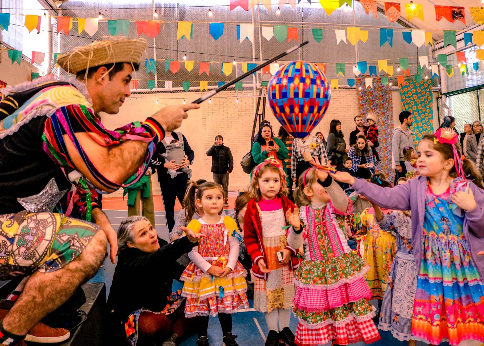 Imgem da brincadeira de balão na festa junina.