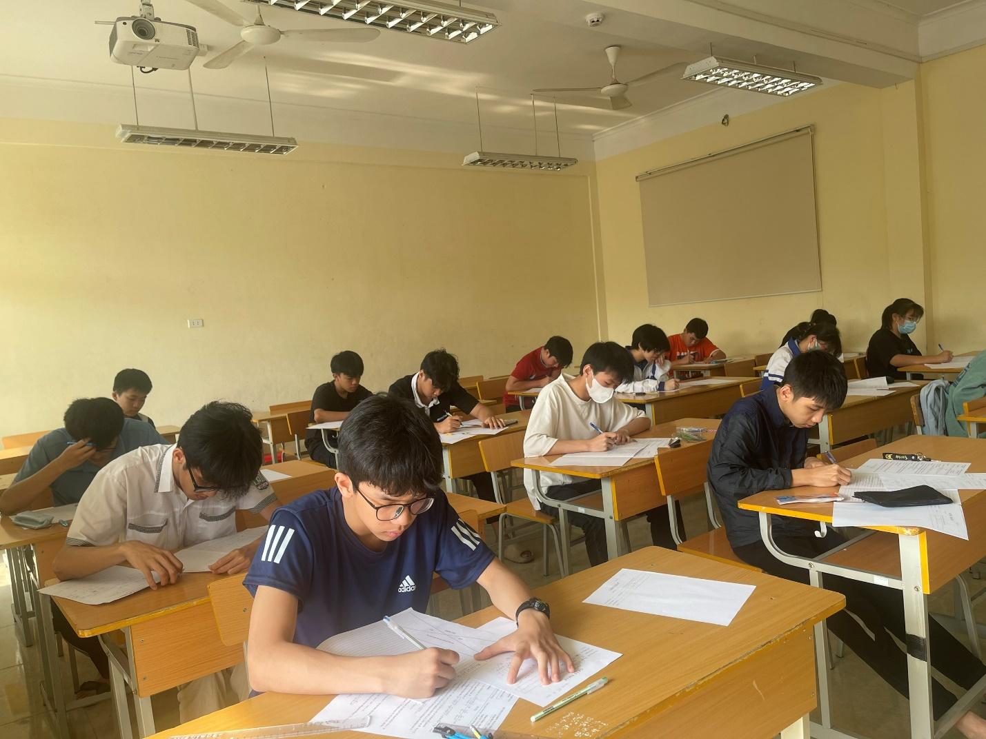 ''Ảnh có chứa trong nhà, người, trang phục, Giáo dục
Mô tả được tạo tự động''
