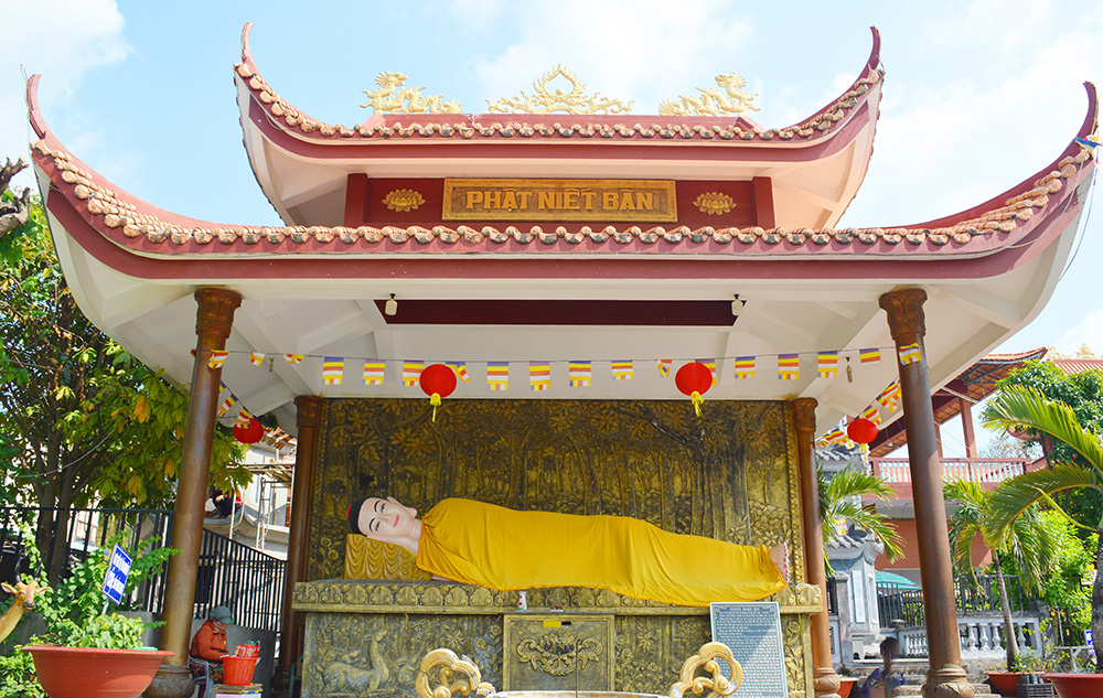 Thiền viện Đông Lai (Chùa bánh xèo) còn được gọi là Chùa Phật Nằm