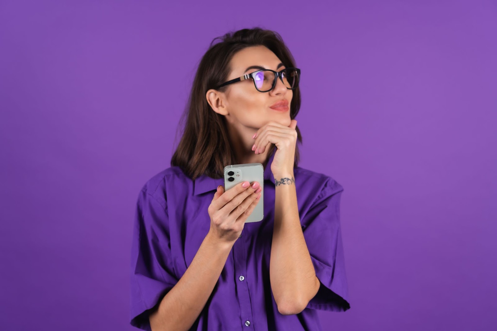 Imagem de fundo roxo com uma mulher segurando um celular e pensando em como fazer marketing para restaurante