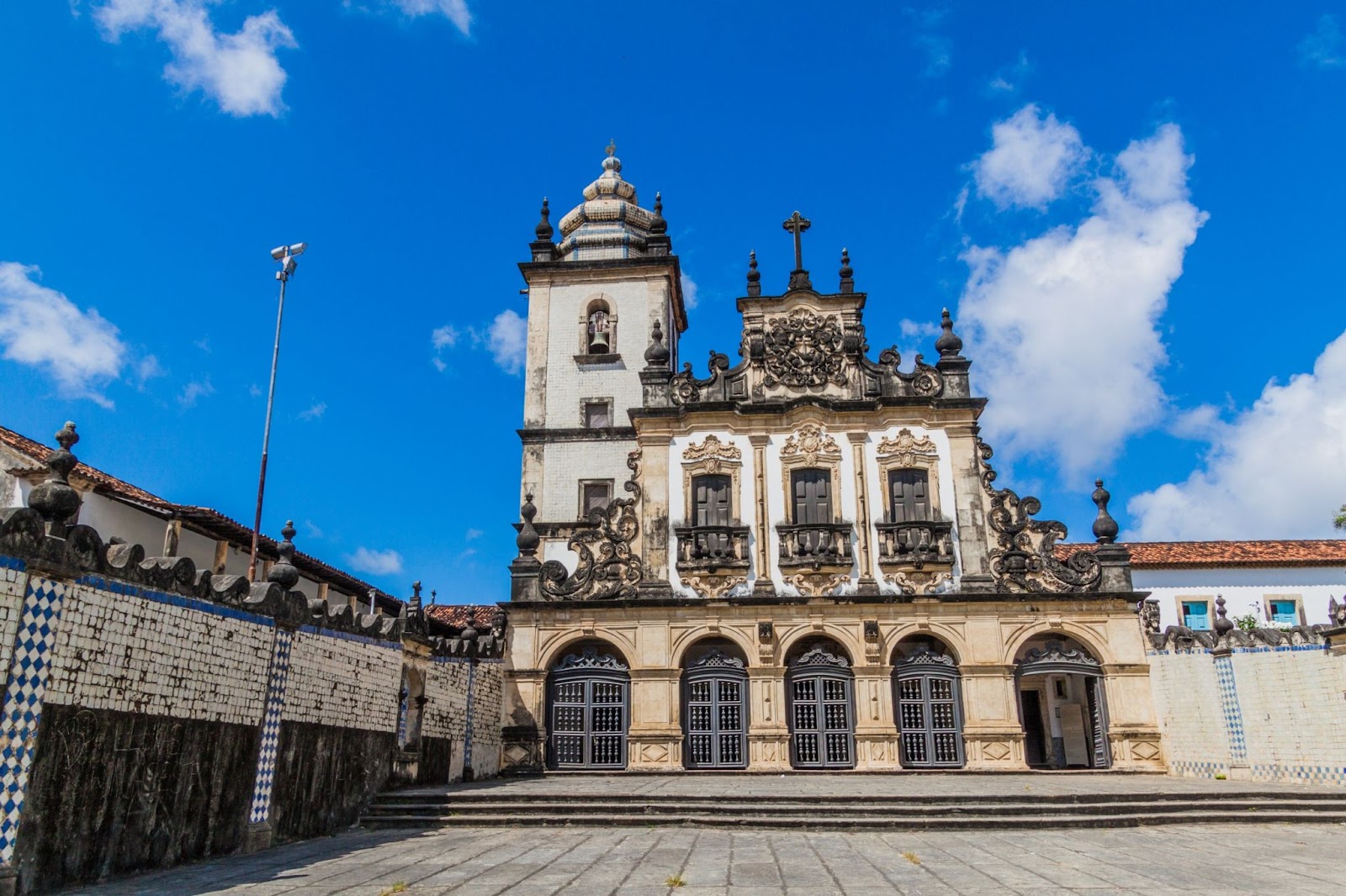 Antiga igreja de estilo barroco que fica no Centro Cultural São Francisco. O templo tem uma fachada ricamente adornada com detalhes em pedra e uma torre com sino