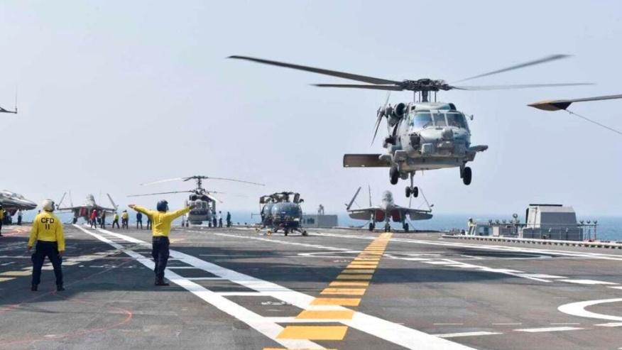Ảnh minh họa: Các trực thăng hạ cánh xuống hàng không mẫu hạm trong cuộc tập trận Malabar của Hải quân các nước Bộ Tứ (Ấn Độ, Hoa Kỳ, Nhật Bản, Úc) ngày 17/11/2020, trong khuôn khổ sáng kiến khu vực nhằm chống lại sự hung hăng của Trung Quốc tại Ấn Độ - Thái Bình Dương. 
