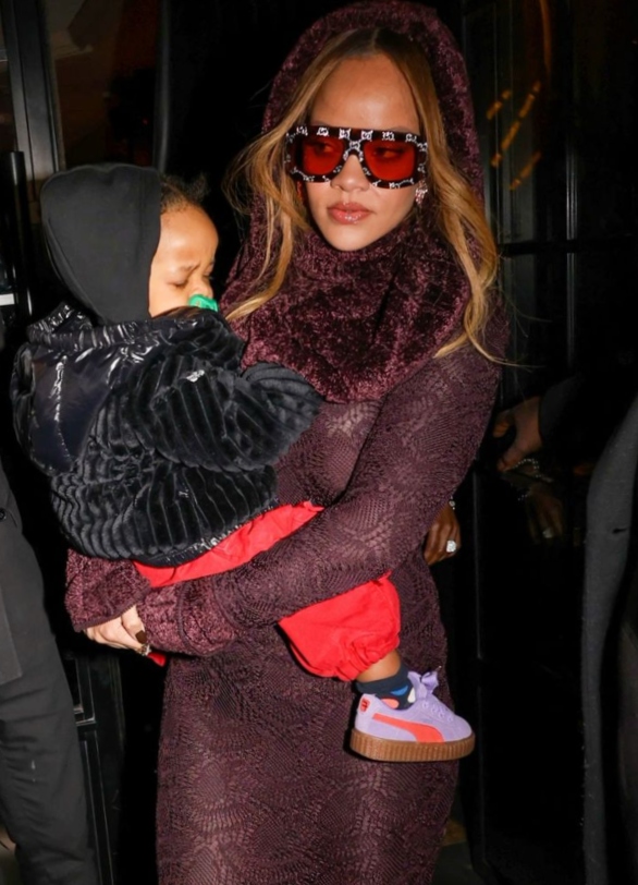 Rihanna carry her child