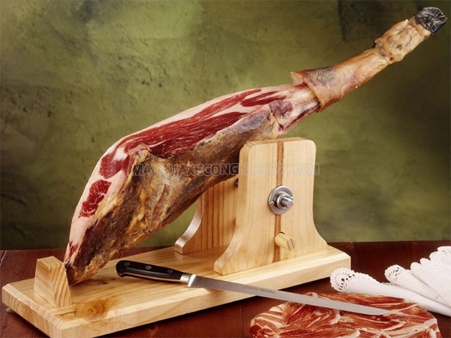 Chỉ cắt lượng thịt vừa đủ cho mỗi lần ăn