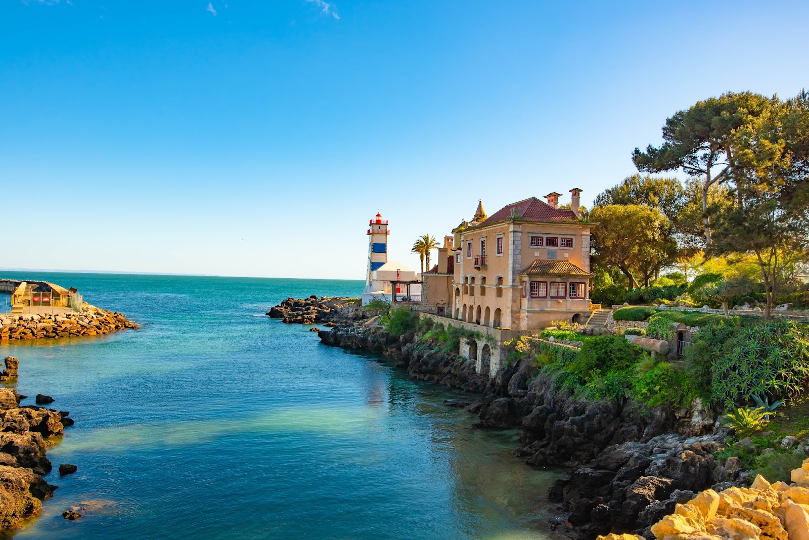 Cascais Old Town, showcasing coastal views and a charming atmosphere.