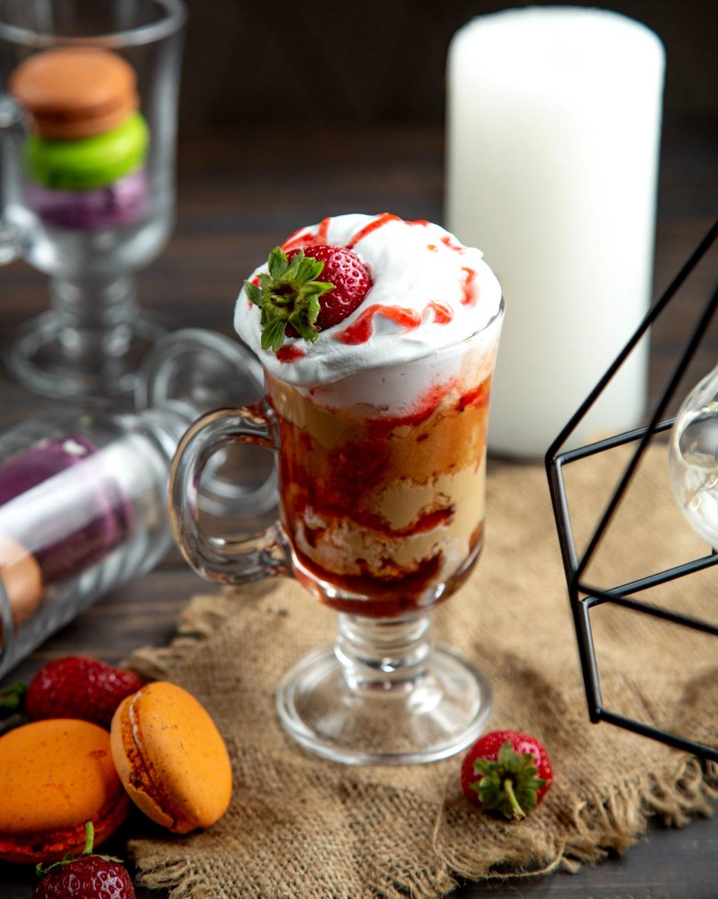 sundae-with-strawberry-top-cookies