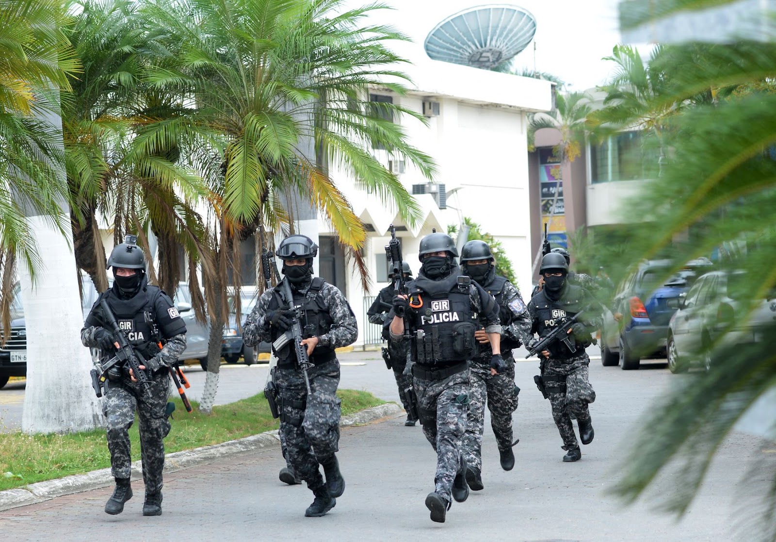 Un escuadrón de la policía de Ecuador ingresa a las instalaciones del canal TC Televisión. Foto: AFP