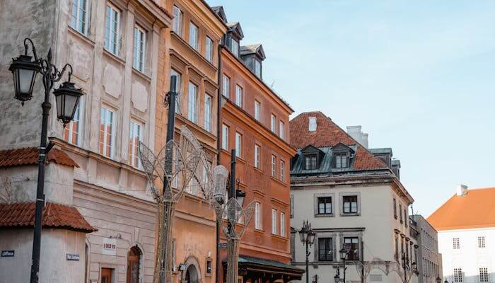 Image montrant deux immeubles de style traditionnel à Montereau. Les façades des immeubles présentent des éléments architecturaux classiques, tels que des volets en bois, des balcons en fer forgé, et des toits en tuiles. Les bâtiments sont bien entretenus et reflètent le charme historique de la ville. 