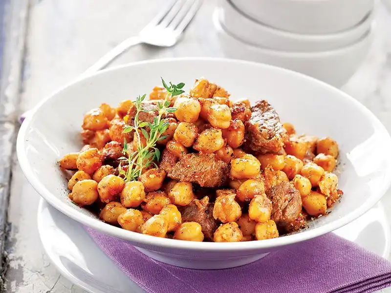 Etli Nohut Yemeği: Doğal Protein Kaynağı ile Zenginleştirilmiş Ana Yemek