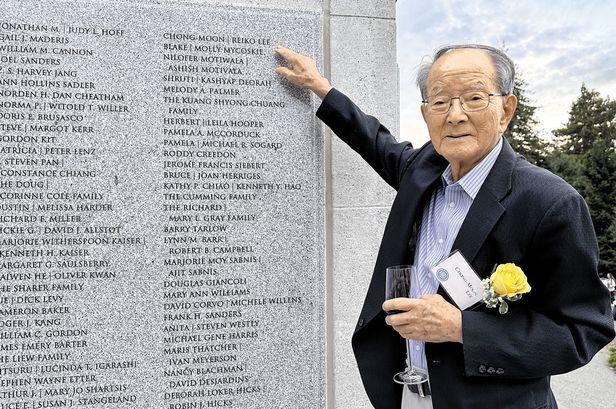 지난 25일 미국 UC버클리에서 이종문 암벡스벤처그룹 회장이 고액 기부자들의 이름이 새겨진 기념비에서 자신의 이름을 가리키고 있다. /실리콘밸리=오로라 특파원