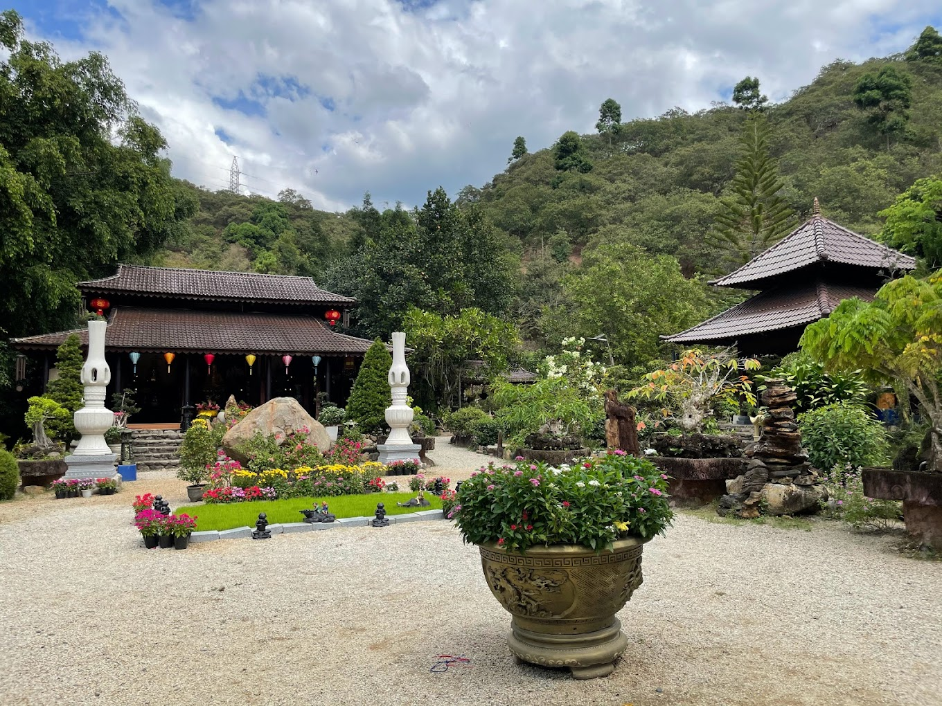 Thiền tự Trúc Lâm Đông Tuệ nằm dưới chân ngọn núi thuộc tỉnh Lâm Đồng