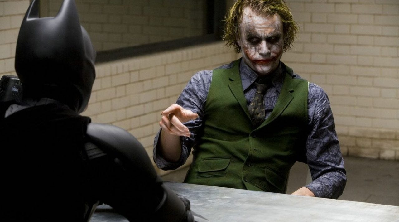 Batman frente a frente con el Joker en una sala de interrogación