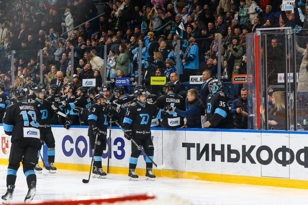 Хоккеисты «Динамо» Минск празднуют заброшенную шайбу