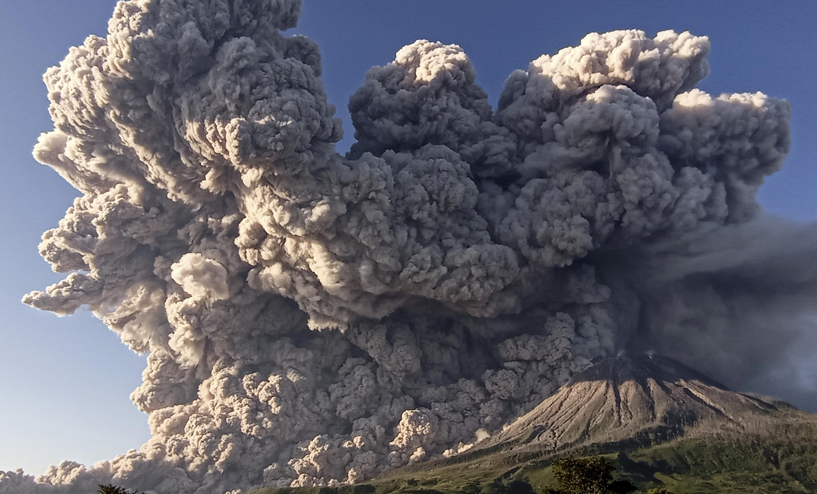 Eruption volcanique du Sinabung qui a déstabilisé localement le climat du Sumatra qui inspire la géoingénierie