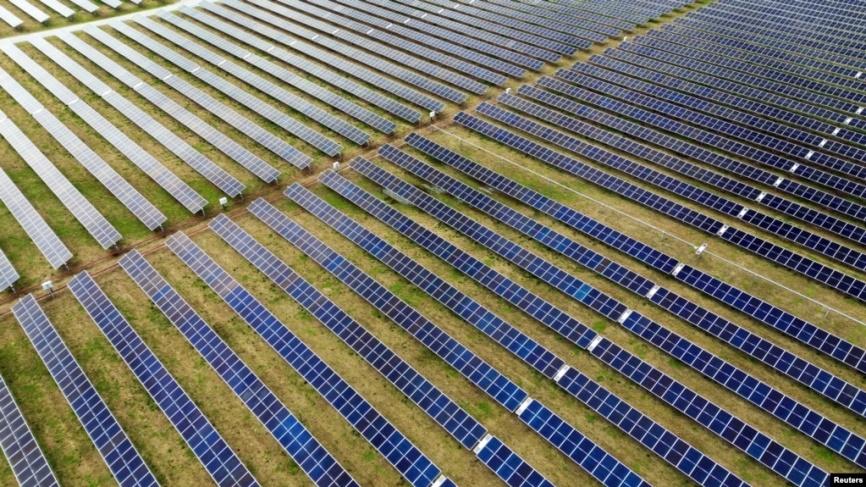 Pin mặt trời được lắp đặt tại một nông trại ở bang Indiana, Hoa Kỳ. Một số nhà sản xuất Mỹ hôm 24/4/2024 yêu cầu chính phủ điều tra và áp mức thuế cao lên các sản phẩm pin mặt trời nhập khẩu từ Việt Nam, Malaysia, Campuchia và Thái Lan.