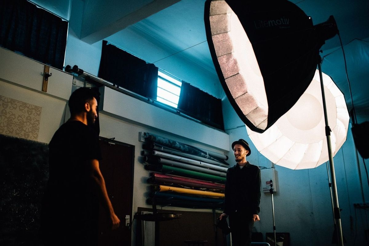 Kích thước của softbox càng lớn và khoảng cách càng gần so với chủ thể chính thì nguồn sáng phát ra càng mềm