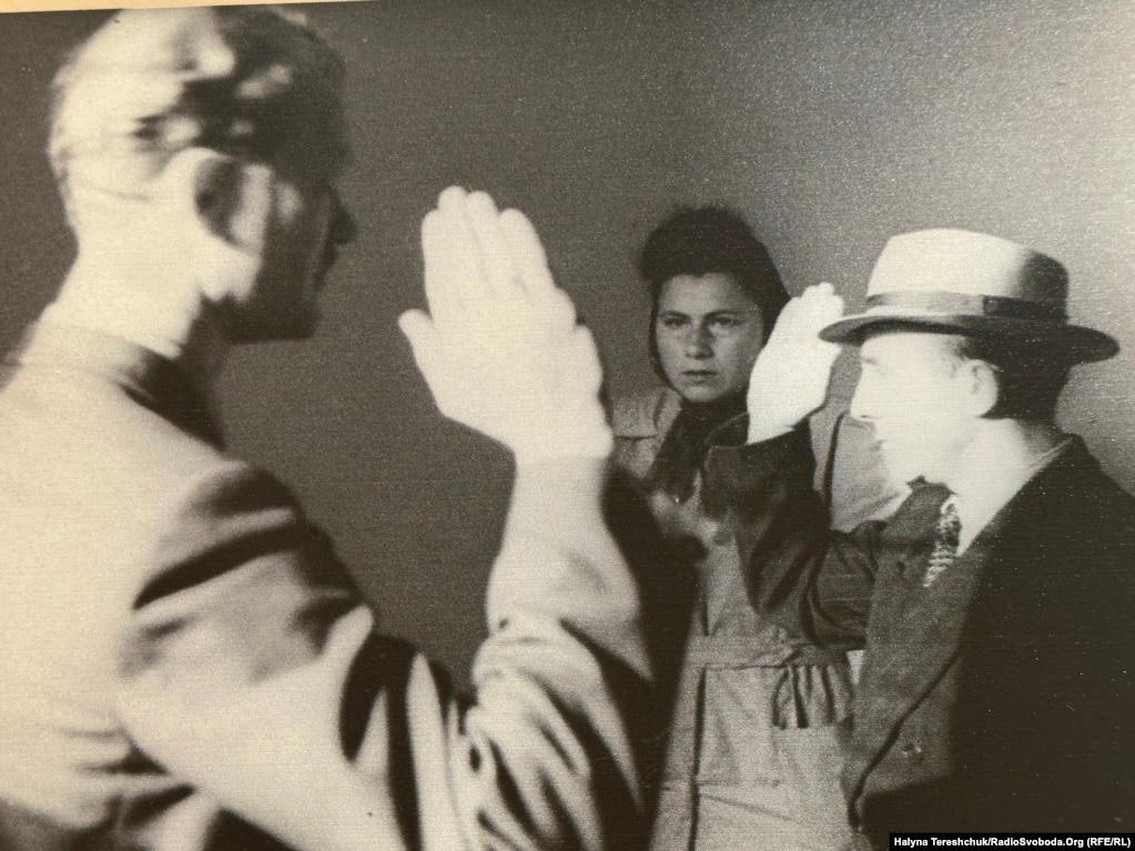 Омелян Антонович приймає присягу мігранта перед виїздом у США, 1949 рік, Мюнхен