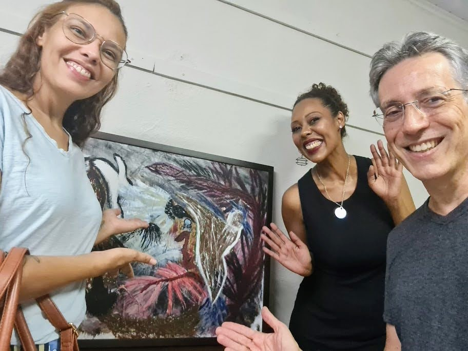 Fabiana Vieira (artista têxtil), Dalila Praxedes Frazão (ao lado de uma de suas obras) e Henrique Vieira Filho
