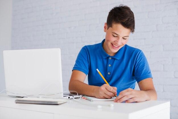 Foto grátis menino adolescente fazendo lição de casa