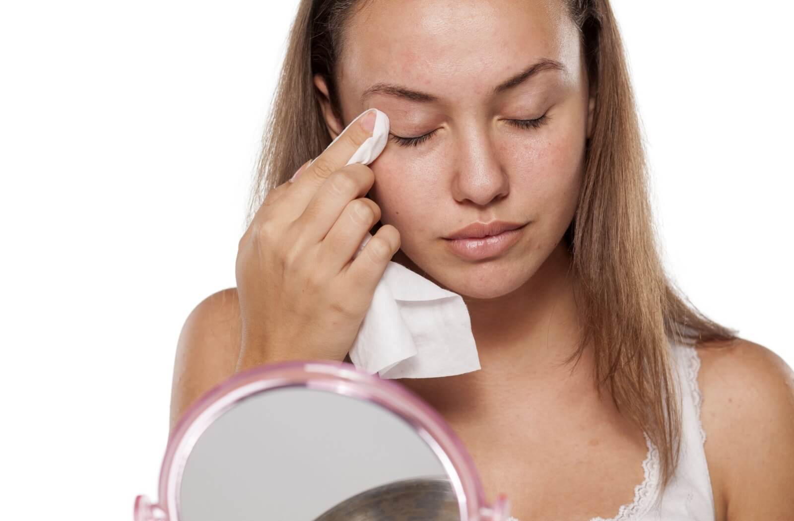 A woman using eyelid wipes to treat meibomian gland dysfunction