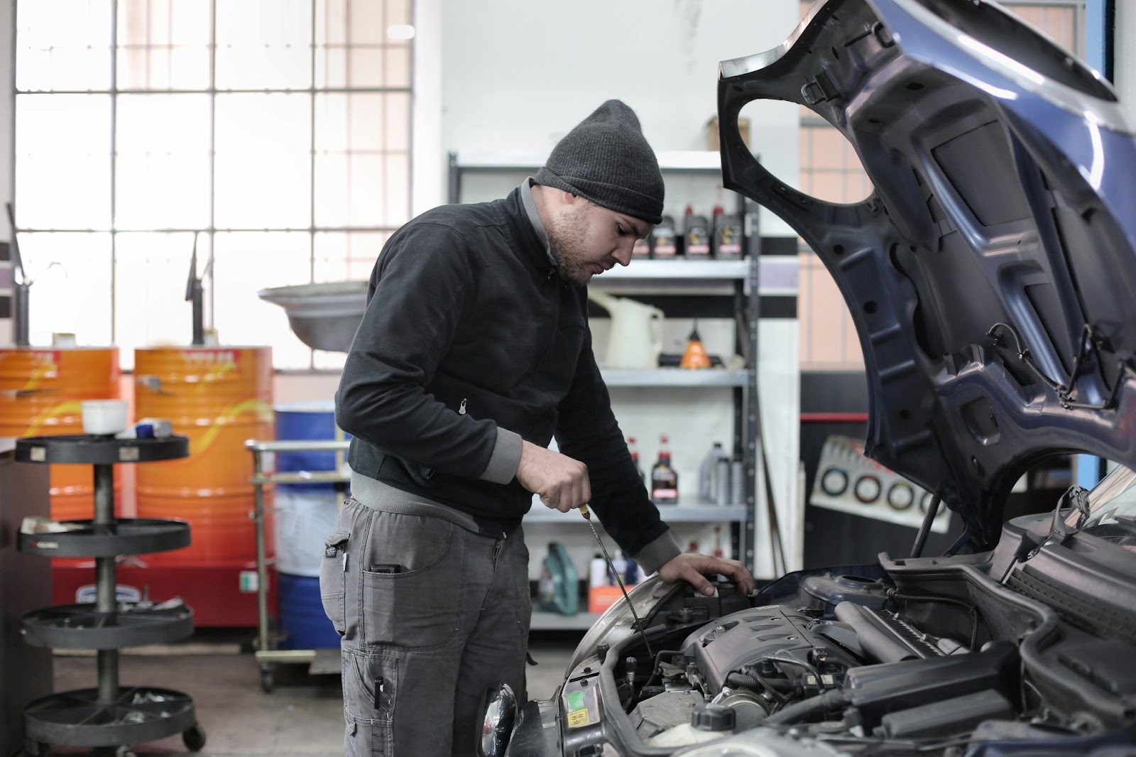 The responsible party for a vehicle defect accident can be the manufacturer itself, the dealer, or the repair shop.