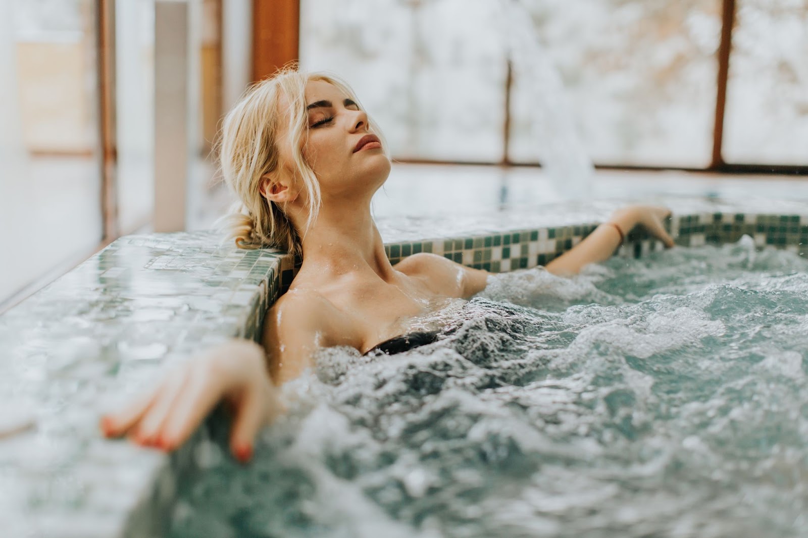 kobieta w czasie kąpieli w SPA