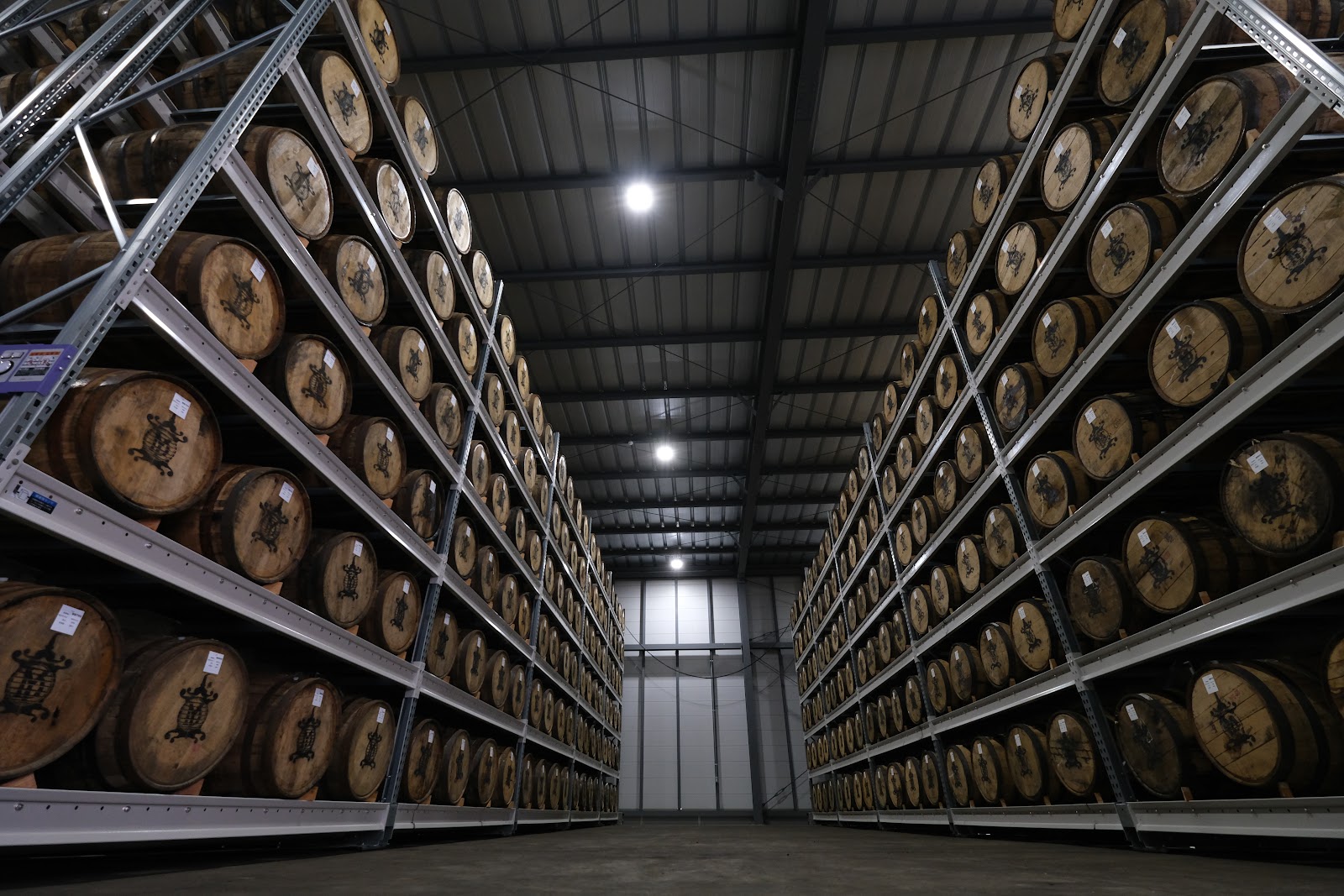 およそ1500個の樽が並ぶ樽熟成庫