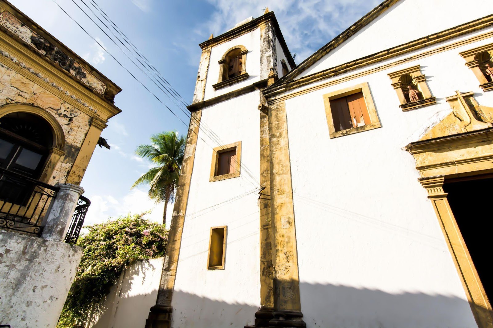 Foto do lado esquerdo da fachada da Igreja de São Cosme e Damião, vista de baixo para cima