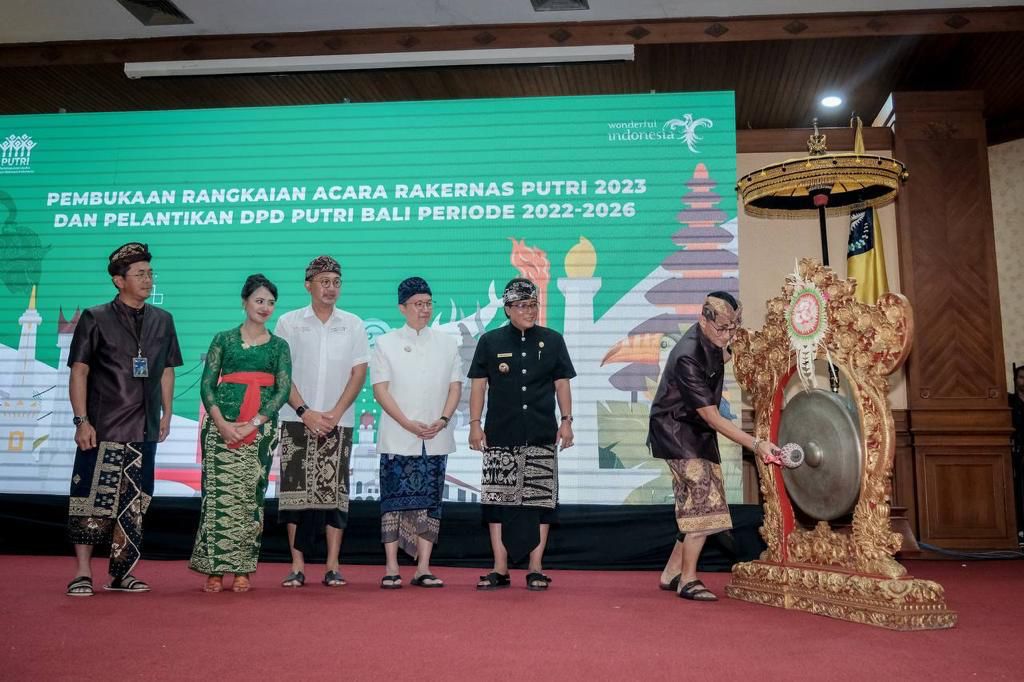 Kembangkan Potensi Desa Wisata Di Indonesia, Menparekraf Ajak PUTRI ...