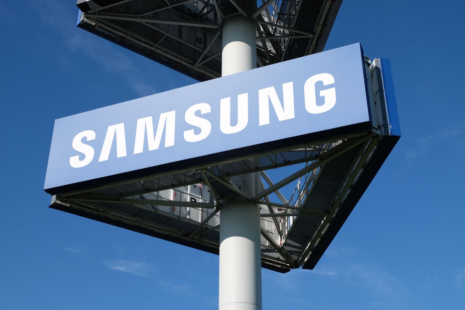 8. Samsung The Frame 43LS03T (108 cm)