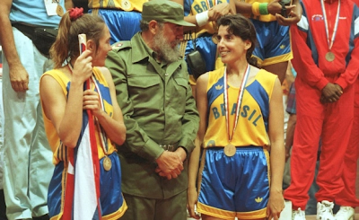 Hortência e Paula, reverenciadas por Fidel Castro nos Jogos Pan Americanos de 1991, em Havana, Cuba (Foto: UOL)