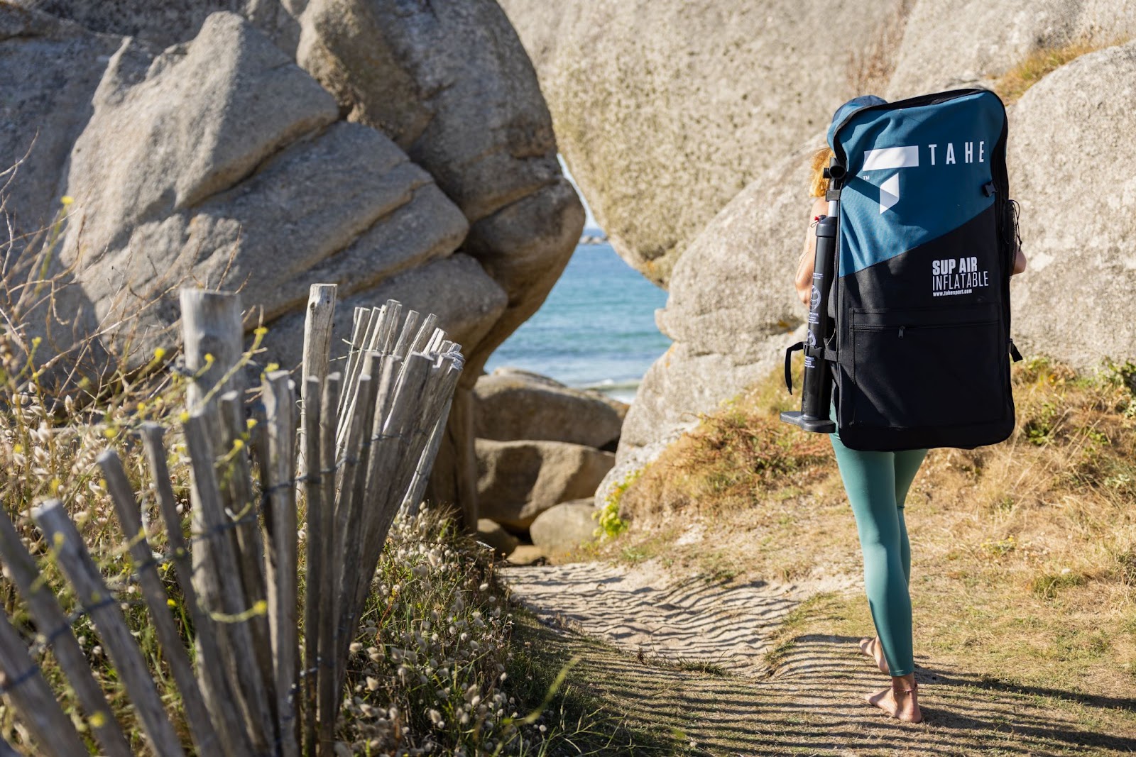 randonné avec un paddle gonflable de surf ans un sac de transport