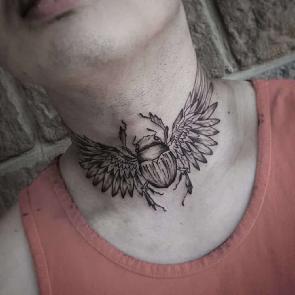 tatuaje de escarabajo en el cuello