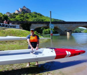 paddle rouge et blanc en rivière