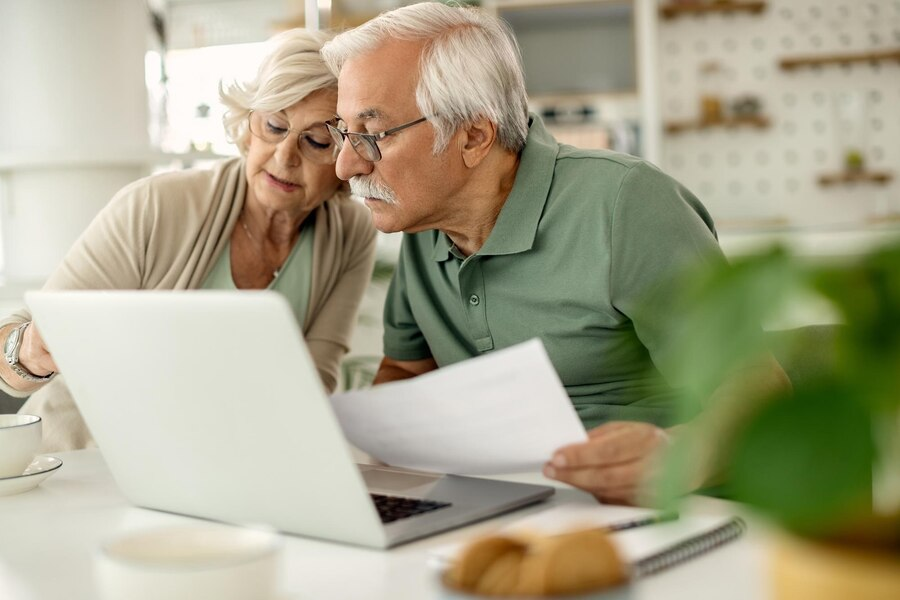 A person and person looking at a computerDescription automatically generated