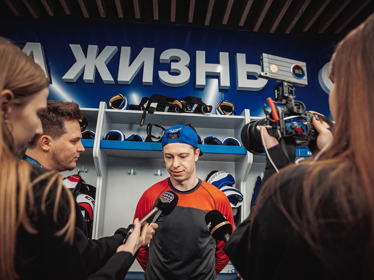 Хоккеист «Динамо» Москва Никита Гусев общается с журналистами
