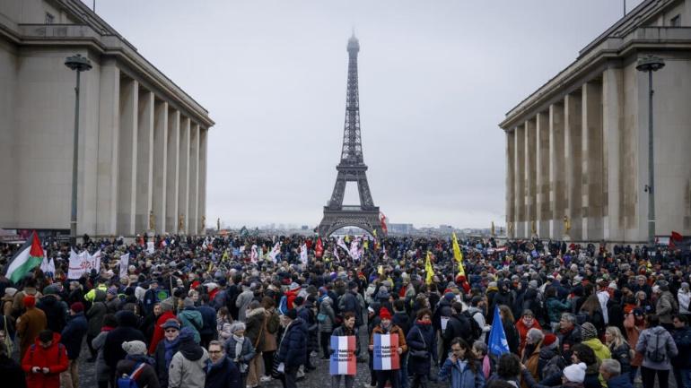 اعتراض مخالفان قانون مهاجرت فرانسه در نزدیکی برج ایفل، ۲۱ ژانویه ۲۰۲۴. 