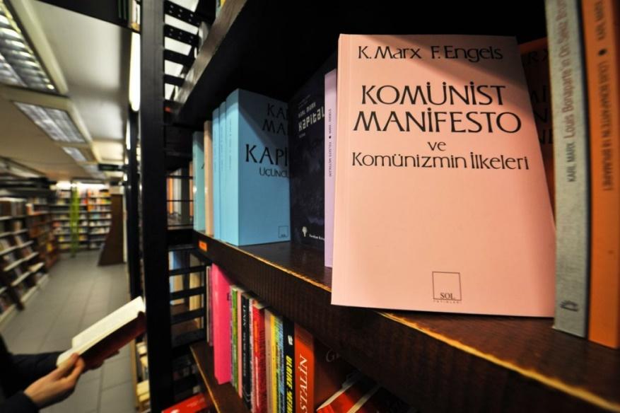 “Tuyên ngôn của Đảng Cộng Sản,” một ấn phẩm do hai ông Karl Marx và Friedrich Engels viết, được trưng bày trong một hiệu sách ở Istanbul vào ngày 05/01/2013. (Ảnh: Bulent Kilic/AFP qua Getty Images)
