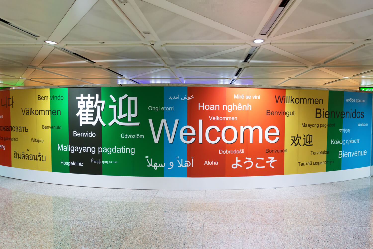 pared de bienvenida en aeropuerto